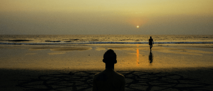 personne pratiquant de la méditation mandala sur la plage