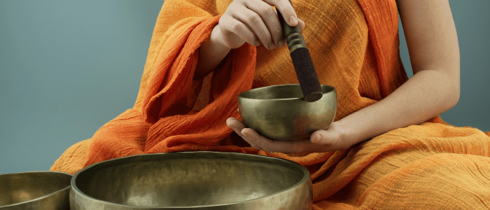 moine méditant avec un bol