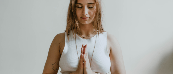 femme pratiquant la méditation taoïste