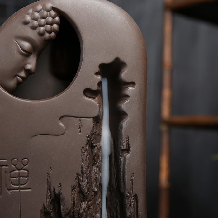 Porte Encens Cascade fait en céramique représentant Bouddha