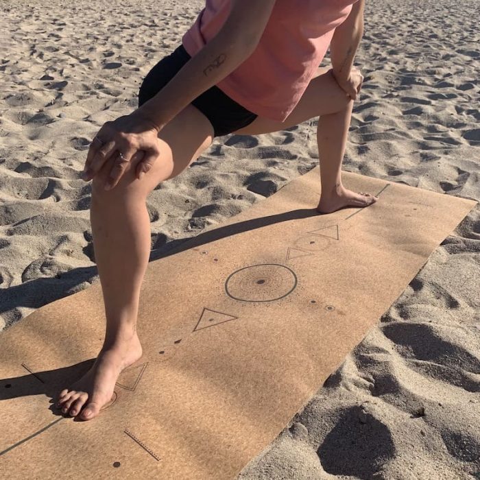 Voici une personne faisant du yoga sur la plage