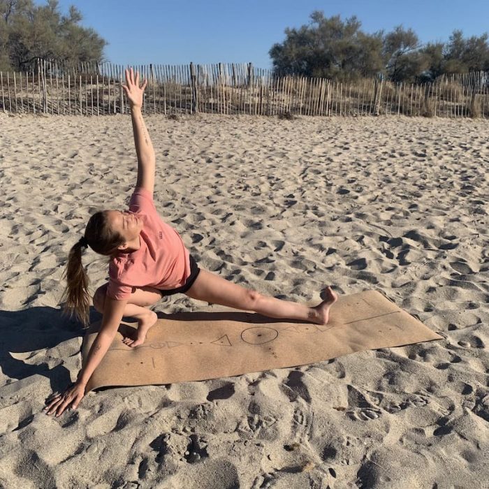 Voici une femme qui fait son yoga sur un tapis