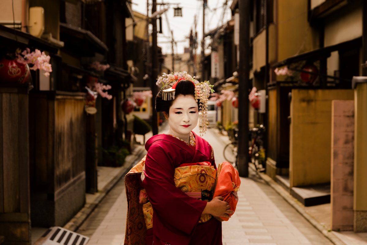 Voici, une femme japonaise portant un kimono de nuit