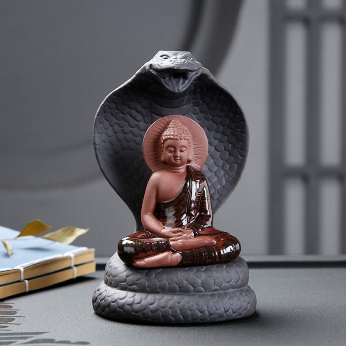 Voici un encensoir représentant un petit bouddha avec un serpent cobra