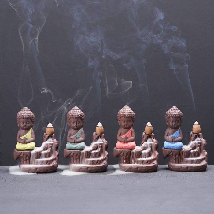 Voici plusieurs encensoirs bouddha