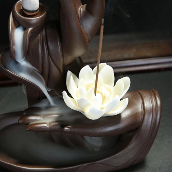 Voici un encensoir de la main de bouddha