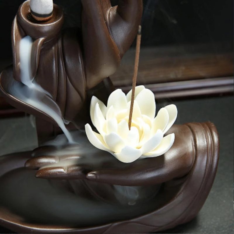 Voici un encensoir de la main de bouddha