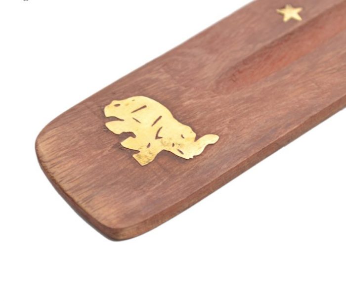 Voici un encensoir en bois avec un motif d'éléphant